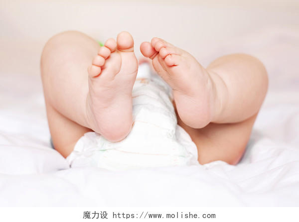 外国国外穿尿布婴儿躺在床上特写图片
